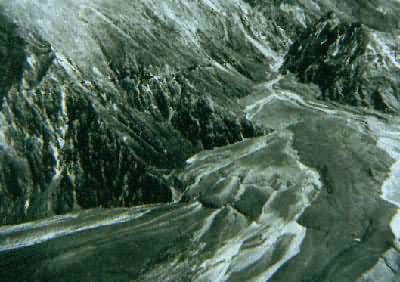 ��ʯ���������ͣ�پ���