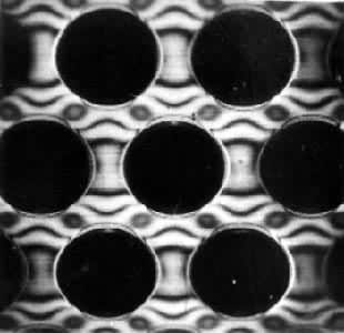 ͼ3���ùⵯ����Ƭ�������������Ӧ���ֲ�