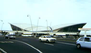 ŦԼ����ϻ����������򺽿չ�˾���¥��1956��1962�꽨��E.ɳ�������:���