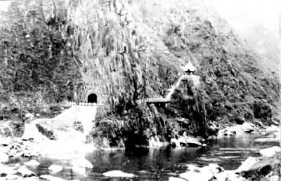 ͼ1 ʯ������(λ�ڽ�����ʡ�����ذ��Ӽ�ͷ�ء�ͼ��ƫ���ĺڶ���Ϊʯ�������ڡ�����������1969�����޽�����ˮ�������û)