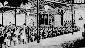 19���ͳ�Ӣ��ѧУʵ������˹�ص����ƽ�ѧ���龰