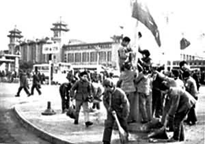 ������·��һСѧ�����ȶ�Ա�ڱ�����վ���й����Ͷ�