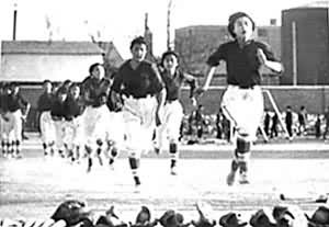 �����е���ʮ����ѧŮ�������˶�Ա����ǰ���ж���