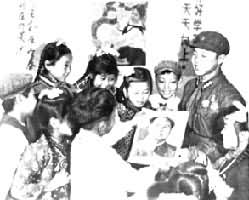 �׷�����ȶ�Ա��һ��