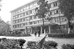 �Ĵ���ѧ�����ִ����豸�������ѧ¥