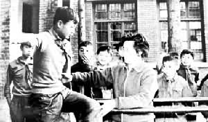 ������13��ѧ������ʦ�ڸ�ѧ����������