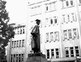 �絾���ѧУ԰�еĴ�������ͭ��