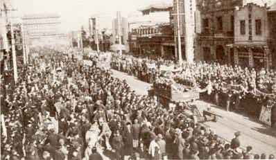 1949年1月31日，人民解放军进驻北平，举行入城式，炮兵部队通过前门大街