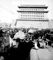 北平解放，中国人民解放军举行入城式通过正阳门