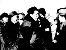 1949年3月25日，毛泽东、朱德、刘少奇等在北平西苑机场检阅部队时会见各界代表