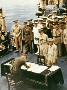 1945年9月2日，日本国代表在东京湾美舰“密苏里”号上签字投降。第二次世界大战结束