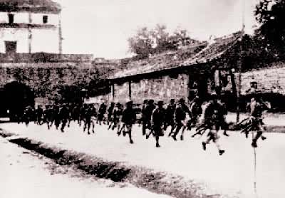 1937��7��7��¬�����±䣬�ձ��۹����巢��ȫ���ֻ�ս����פ��ƽ�سǵ��й����ӳ��ǵ����ձ����Ծ��Ľ���