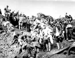 �й������ž�����������սʿ���ڳ�ǽ�ϻ���ʤ��