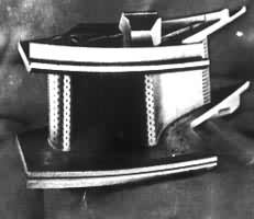 ͼ4���� MA754 �� MA956 ��е�Ͻ���ɢǿ���Ͻ��Ƴɵ�����ҶƬ