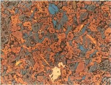 һ�������������ϡ�͸�䣬����ƫ���450����״Ϊ���񣬳���״ΪĪ��ʯ