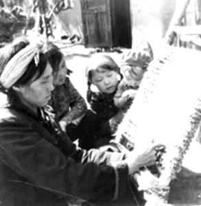 ���״���Ů�ڱ�֯