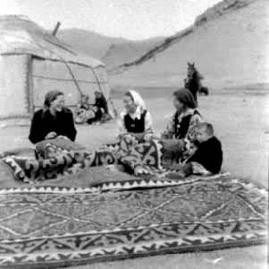 �¶������帾Ů�ڷ�֯��̺