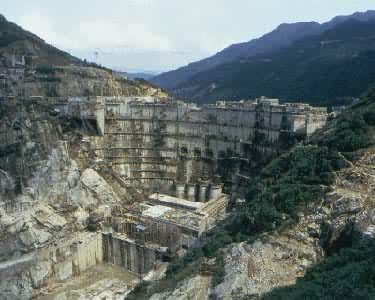 �������˶���ˮ��վ��1989��ȫ������Ͷ����ͼΪʩ���龰