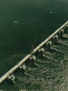 ������˹�����µ���բ��������ߺ͹�ģ����ˮ��װ��ʽˮբ��63�ף�բ����3000m��1986�꿢��