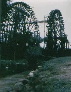 �ƺӱߵ�˫��ˮ��