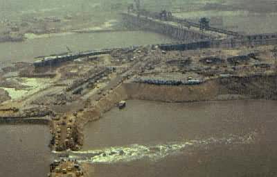 �����˲����ް�ˮ����Ŧ�󽭽���