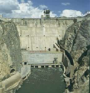 ������������Ͽˮ��վ��1974�꿢�� ͼΪˮ��վ���ӣ��й���ߵĻ����������ӣ���147m