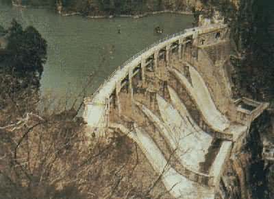 ���Ͻ���ȺӢ�ӣ�������ߵĽ���ʯ�������ӣ���100.5m��1971�꿢��