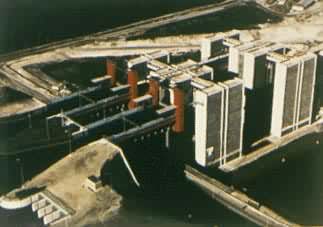 �¹����ڱ�˫�ߴ�ֱƽ���������������߶�38m���ش���λ1350t��1975�꿢��