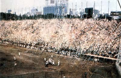 �����˶������ձ�Ⱥ�ڵĻ�ӭ