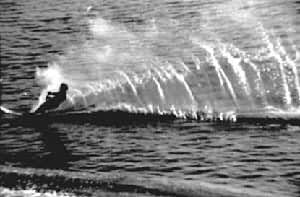 ͼ1��ˮ���˶�