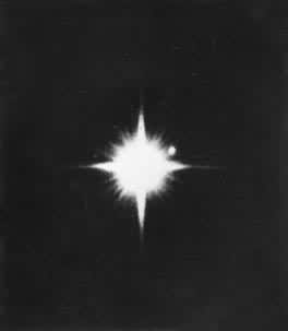 ͼ1  �����Ǻ����İ��ǡ������緢�ֵİװ��ǣ����Ͻǵ�С���㣩