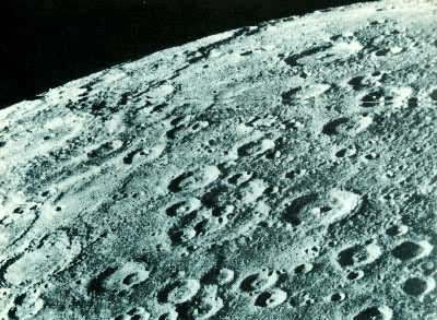 ˮ�Ǳ�����Ե��Ƭ�����沼����������Ļ���ɽ����Ƭ����Լ580����