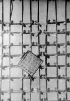 ͼ1�����ڵ�64λ/Ƭ�뵼��洢��оƬ�����������Ǵ�о�洢��