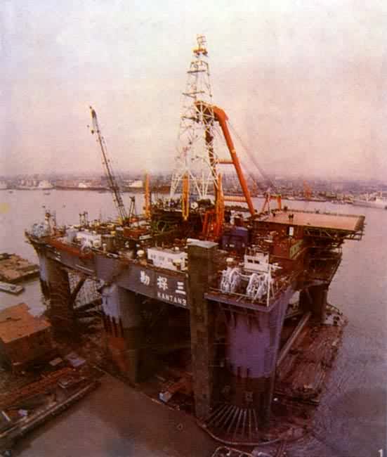 �Ϻ�����1984�꽨�ɵġ���̽���š���Ǳʽ�꾮ƽ̨��ʩ���ֳ�