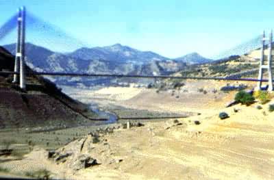 ������¬���ţ���Ŀǰ�����Ͽ�����440�ף��Ĺ�·ԤӦ��������б���ţ�1983�꽨��