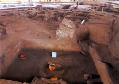 ������ַ���������������������6000����ǰ��ʯ��ʱ���Ĵ��䣬�о���ס��������Ҥ���������ֿ⡢Ȧ����ҤѨ��Ĺ���