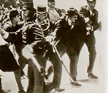 塞尔维亚爱国青年（右2）在萨拉热窝刺杀斐迪南大公后被捕（1914年6月28日）