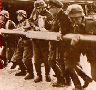 德军士兵拆除波兰边界路障(1939年9月2日)