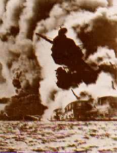 被日本机炸中的美国海军“亚利桑那”号战列舰(1941年12月8日)