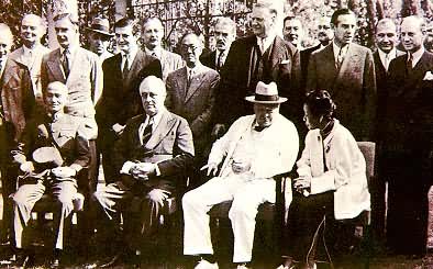 蒋介石、F.D.罗斯福和W.L.S.丘吉尔(左起第1、2、3人)出席开罗会议(1943年11月)