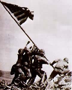  美国海军陆战队在硫黄岛升起国旗(1945年2月23日)