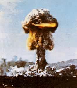 原子弹爆炸后腾起的蘑菇云(长崎，1945年8月9日)