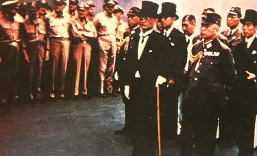 在美国主力舰“密苏里”号上举行的日本无条件投降签字仪式(1945年9月2日)