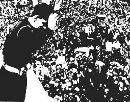 阿卜杜勒·卡里姆·卡塞姆向集会群众致意(1958)