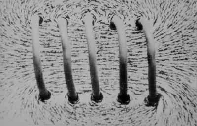 ͼ11 ͨ�����ε��������һ��ƽ���ڣ�����м��ʾ�Ĵ����߷ֲ�