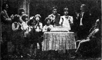 �Ϻ�Ϸ��ѧԺ�ݳ�������Ƥ�ݶ��ϵ�è������