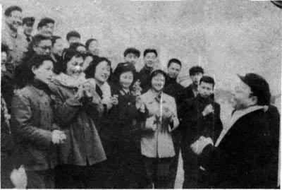 1956���ڱ�����ȫ���׽컰���Ħ���ݳ�ʱ��ѧ������һ��