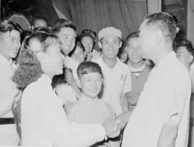 �ܶ����Ͳμ����ջ��ݵ���Ա��̸