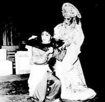 ����Բ֮�󡷾��գ��ֶ�־��ʩ٫���������������ϣ�