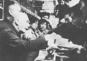 1980年10月叶圣陶在北京首届全国书市上为群众签名售书